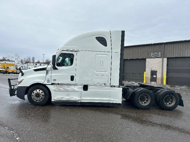 2022 Freightliner Cascadia in Akron, OH — photo 4