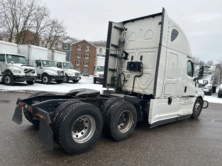 2022 Freightliner Cascadia in Akron, OH — photo 7