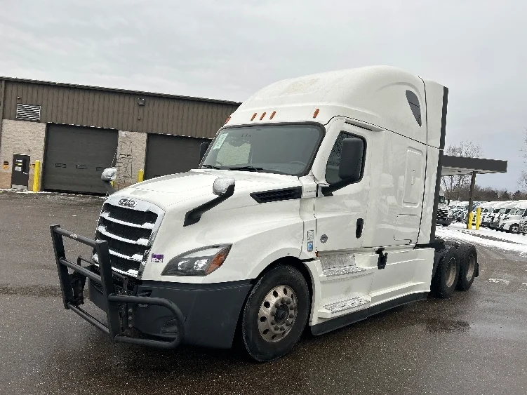 2022 Freightliner Cascadia in Akron, OH — photo 3
