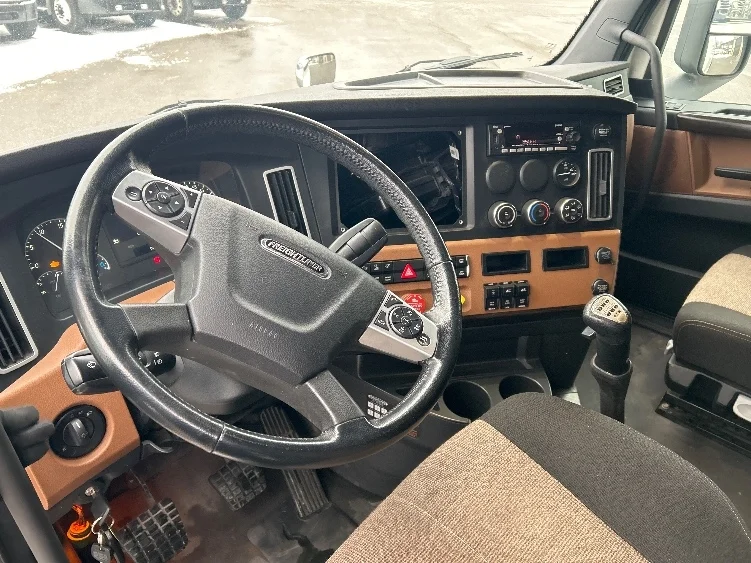 2022 Freightliner Cascadia in Akron, OH — photo 10