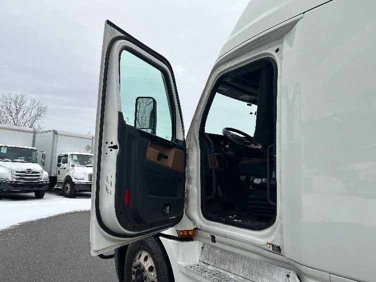 2022 Freightliner Cascadia in Akron, OH — photo 9