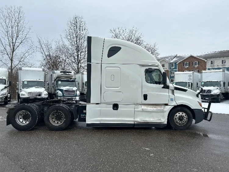 2022 Freightliner Cascadia in Akron, OH — photo 8