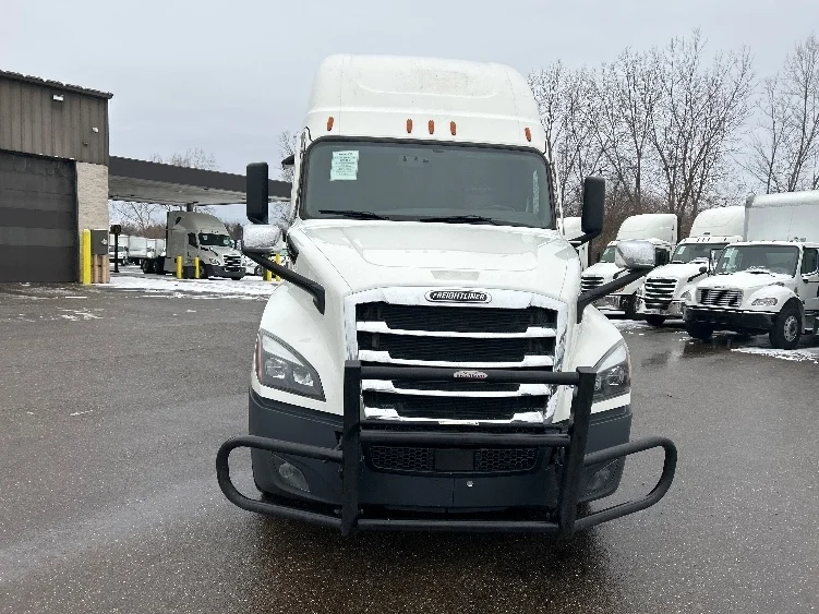 2022 Freightliner Cascadia in Akron, OH — photo 2