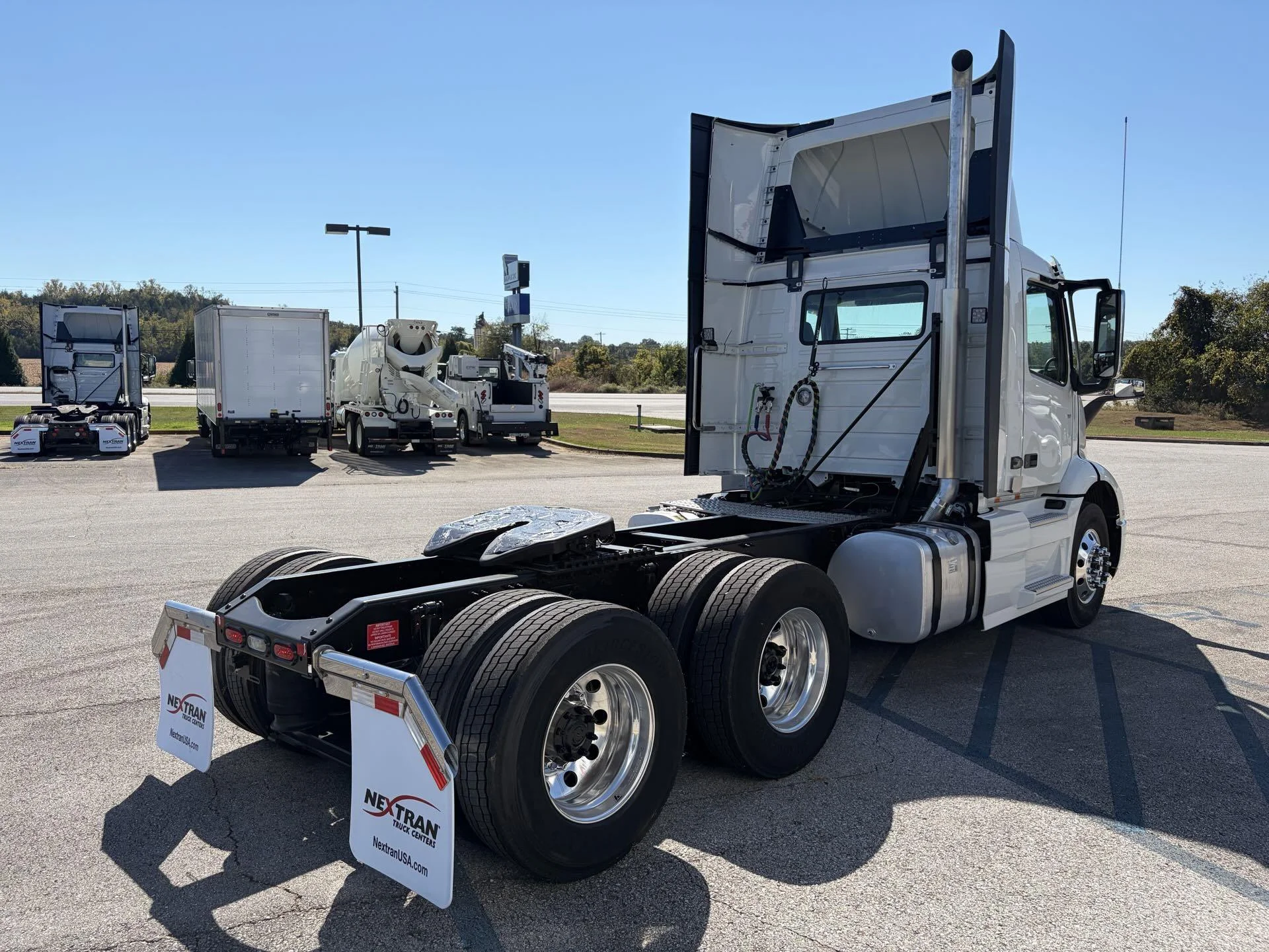 2026 Volvo VNR 640 - image 5