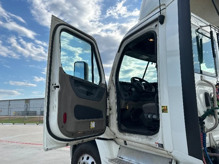 2019 Freightliner Cascadia - image 9