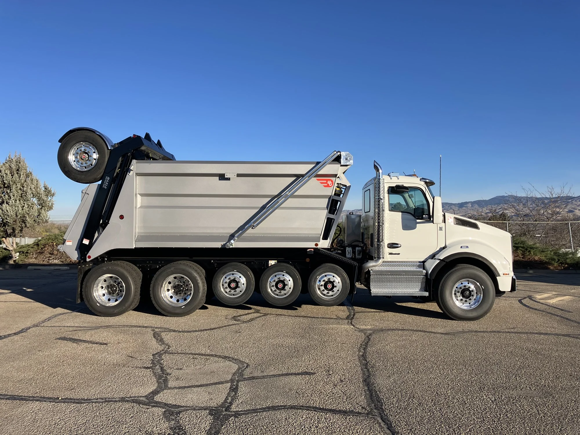 2026 Kenworth T880 - image 2