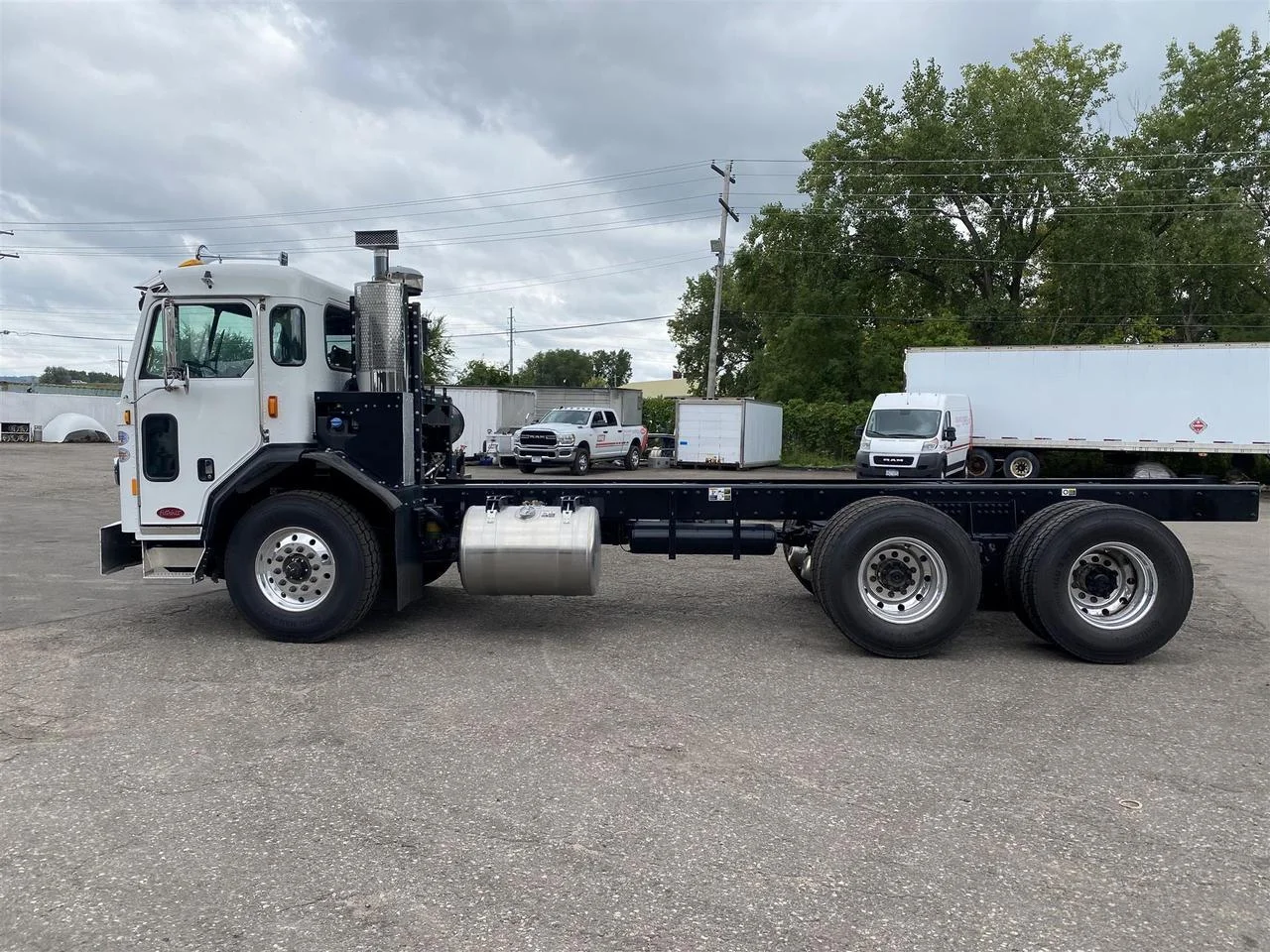 2025 Peterbilt 520 - image 2