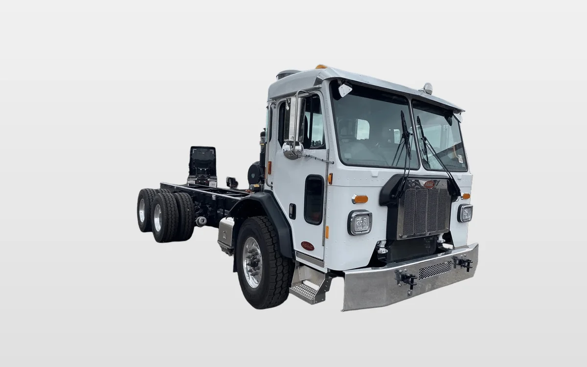 2025 Peterbilt 520 - image 1