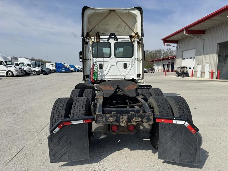 2016 Freightliner Cascadia - image 5