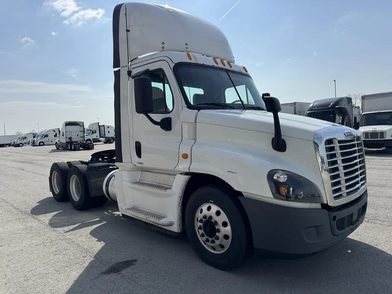 2016 Freightliner Cascadia - image 8