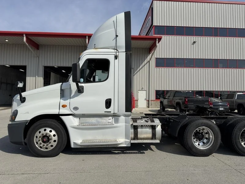 2016 Freightliner Cascadia - image 3