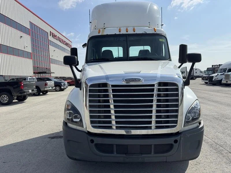 2016 Freightliner Cascadia - image 9
