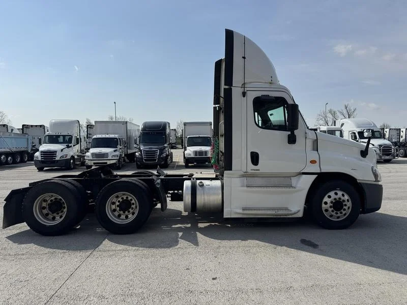 2016 Freightliner Cascadia - image 7