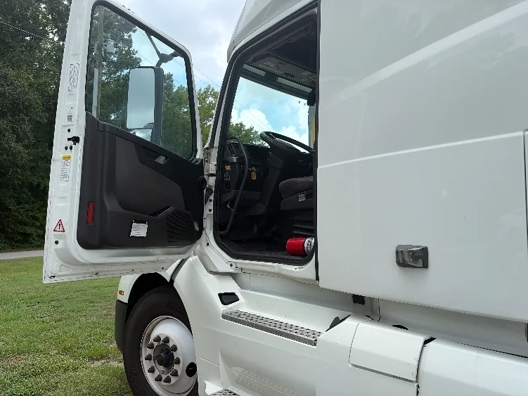2022 Volvo VNL 760 in Mebane, NC — photo 8