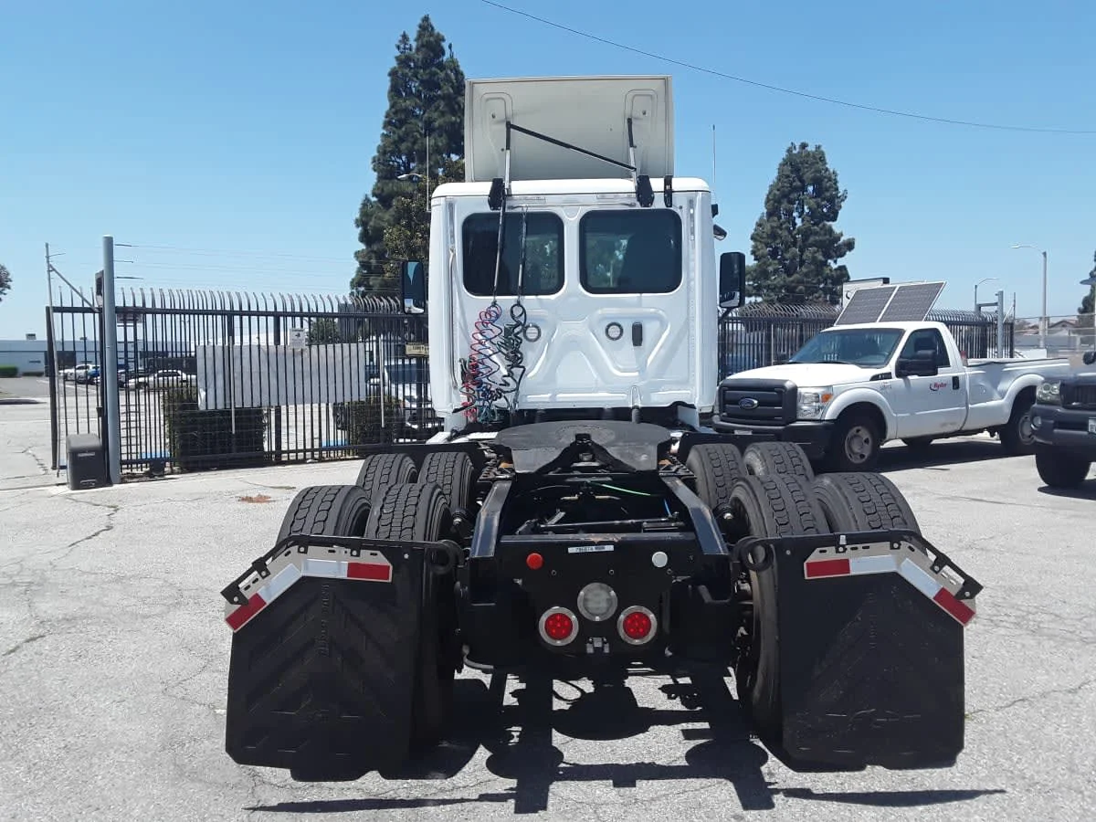 2018 Freightliner Cascadia in Montebello, CA — photo 5