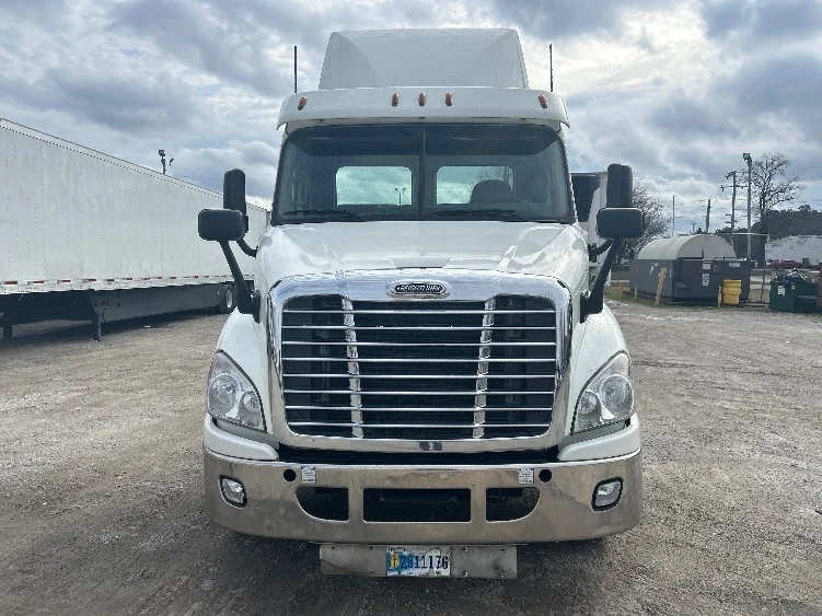 2019 Freightliner Cascadia in Jackson, TN — photo 2