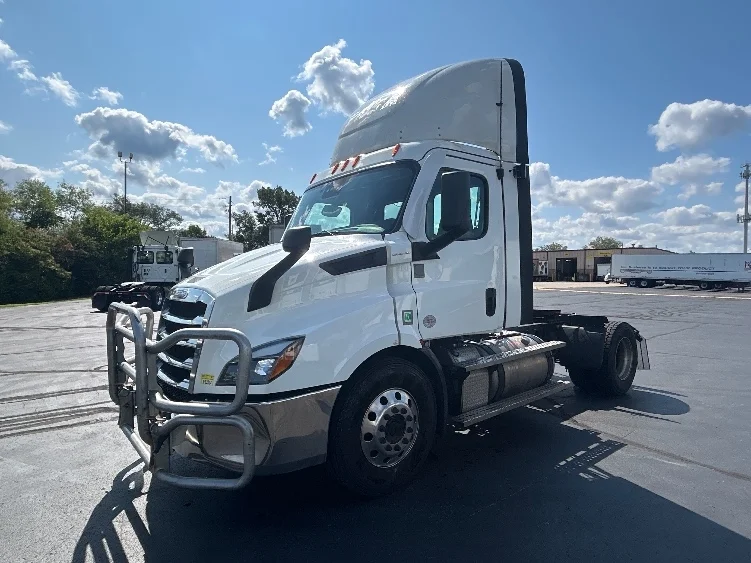 2021 Freightliner Cascadia in Indianapolis, IN — photo 3