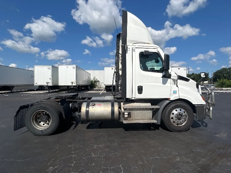 2021 Freightliner Cascadia in Indianapolis, IN — photo 8