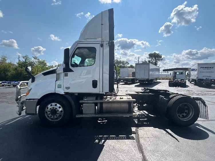 2021 Freightliner Cascadia in Indianapolis, IN — photo 4