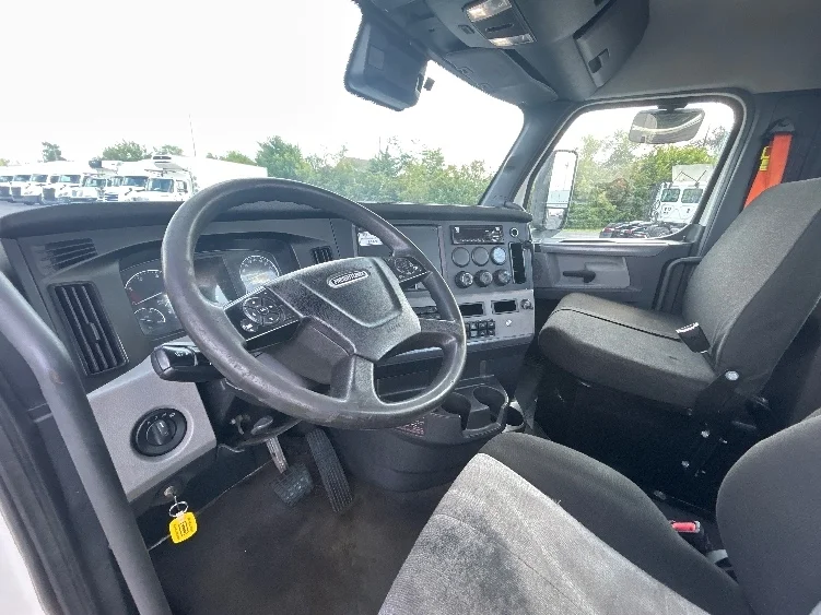 2021 Freightliner Cascadia in Indianapolis, IN — photo 10