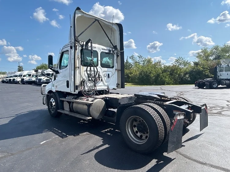 2021 Freightliner Cascadia in Indianapolis, IN — photo 5