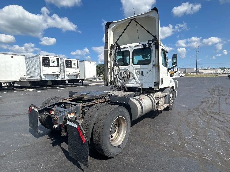 2021 Freightliner Cascadia in Indianapolis, IN — photo 7