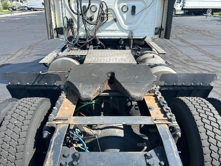 2021 Freightliner Cascadia in Indianapolis, IN — photo 6
