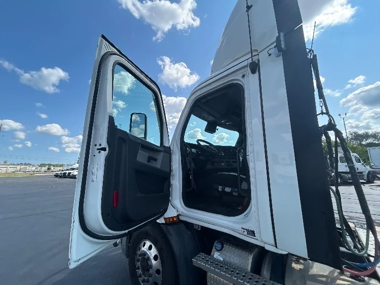 2021 Freightliner Cascadia in Indianapolis, IN — photo 9
