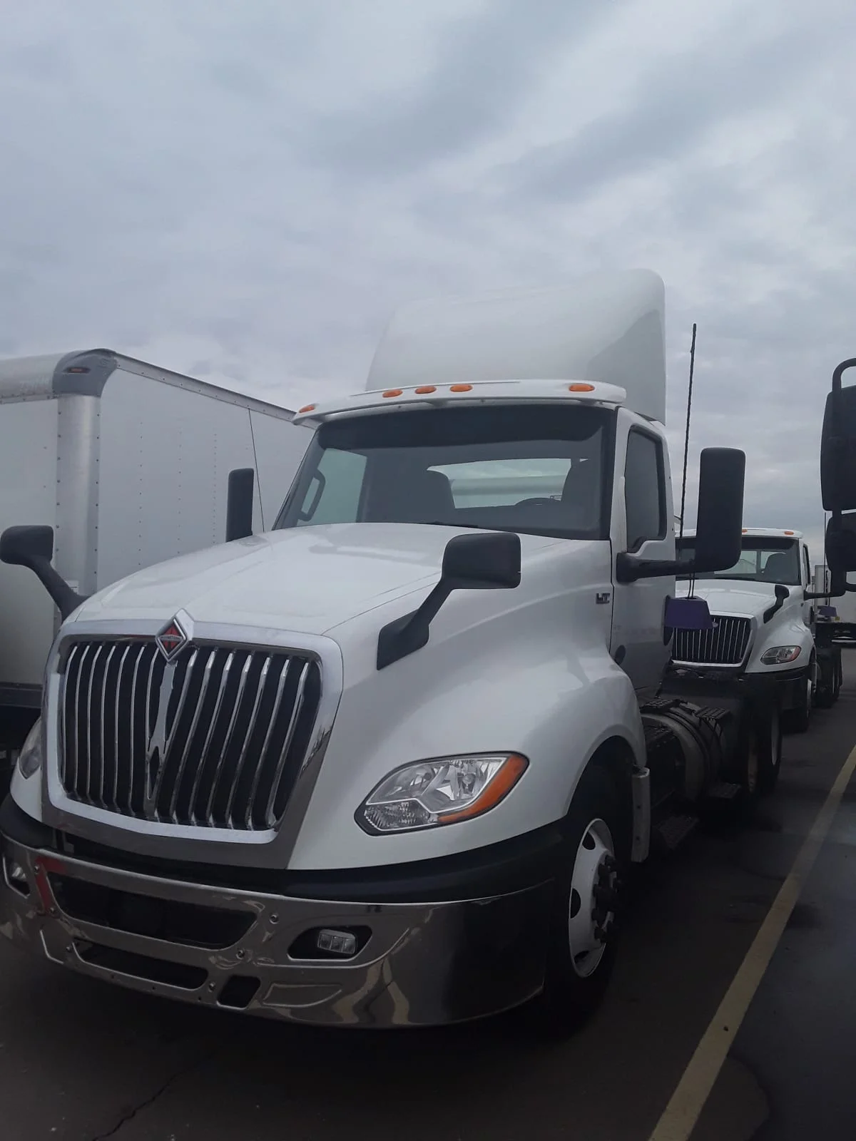 2019 International LT - image 3