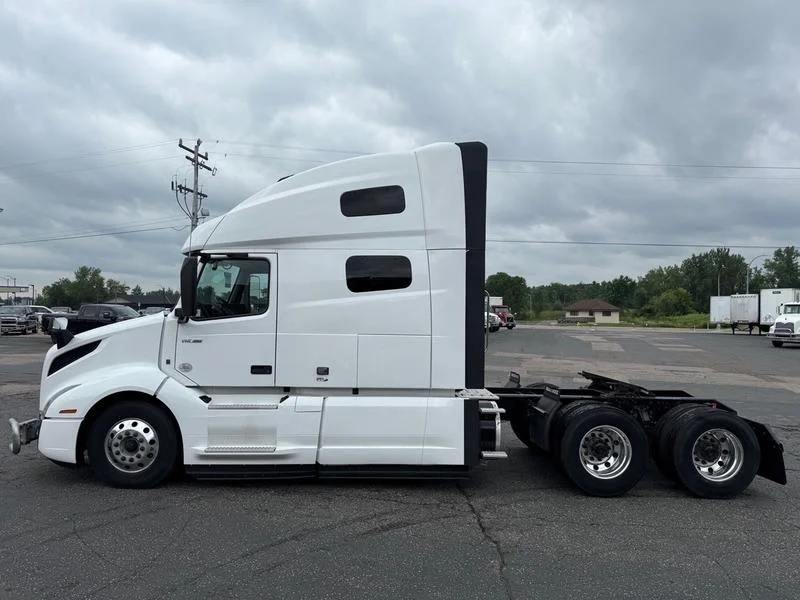 2022 Volvo VNL 760 in Elk River — photo 2
