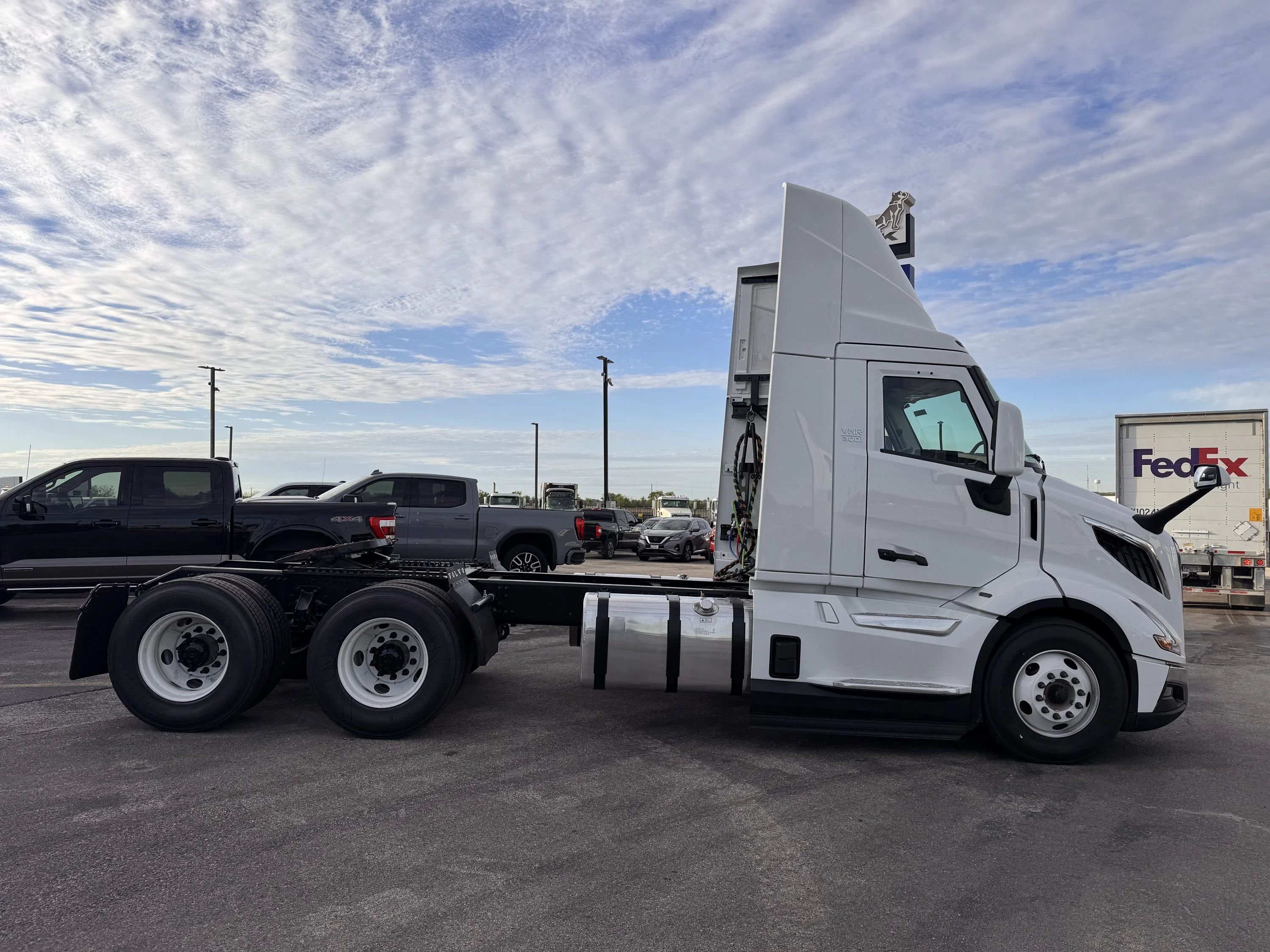 2027 Volvo VNR 640 in Austin, TX — photo 6