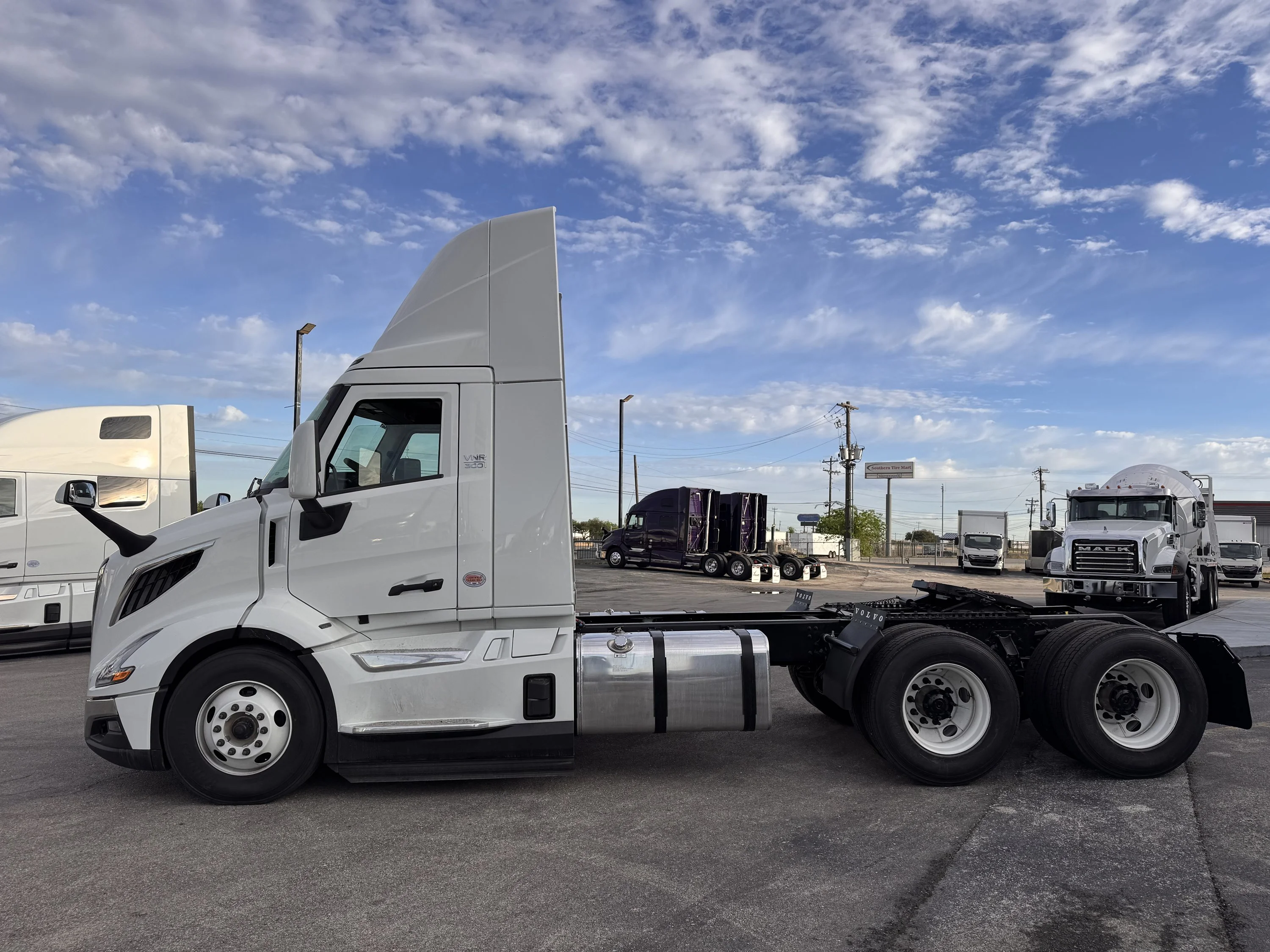 2027 Volvo VNR 640 in Austin, TX — photo 2