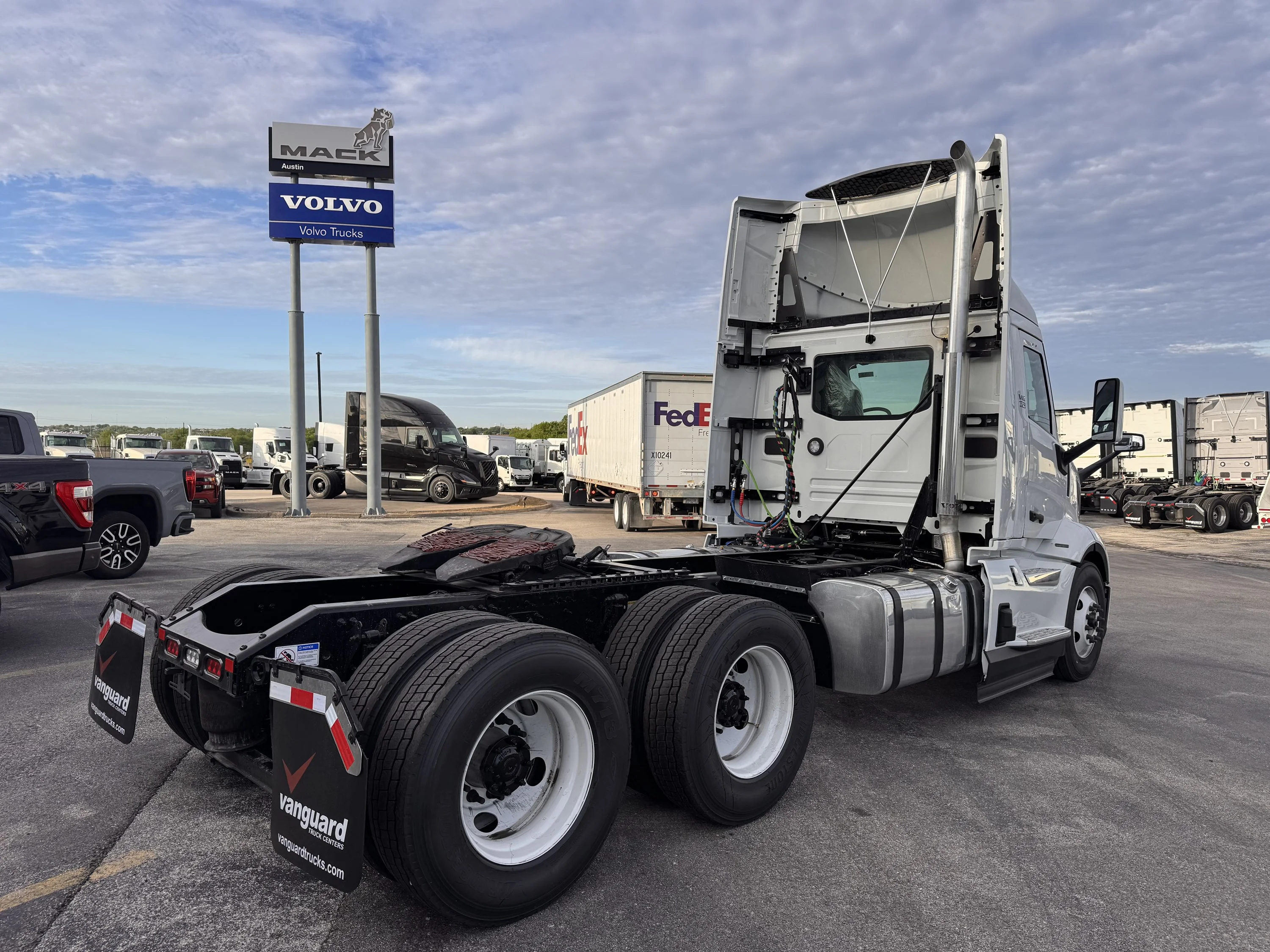 2027 Volvo VNR 640 in Austin, TX — photo 5