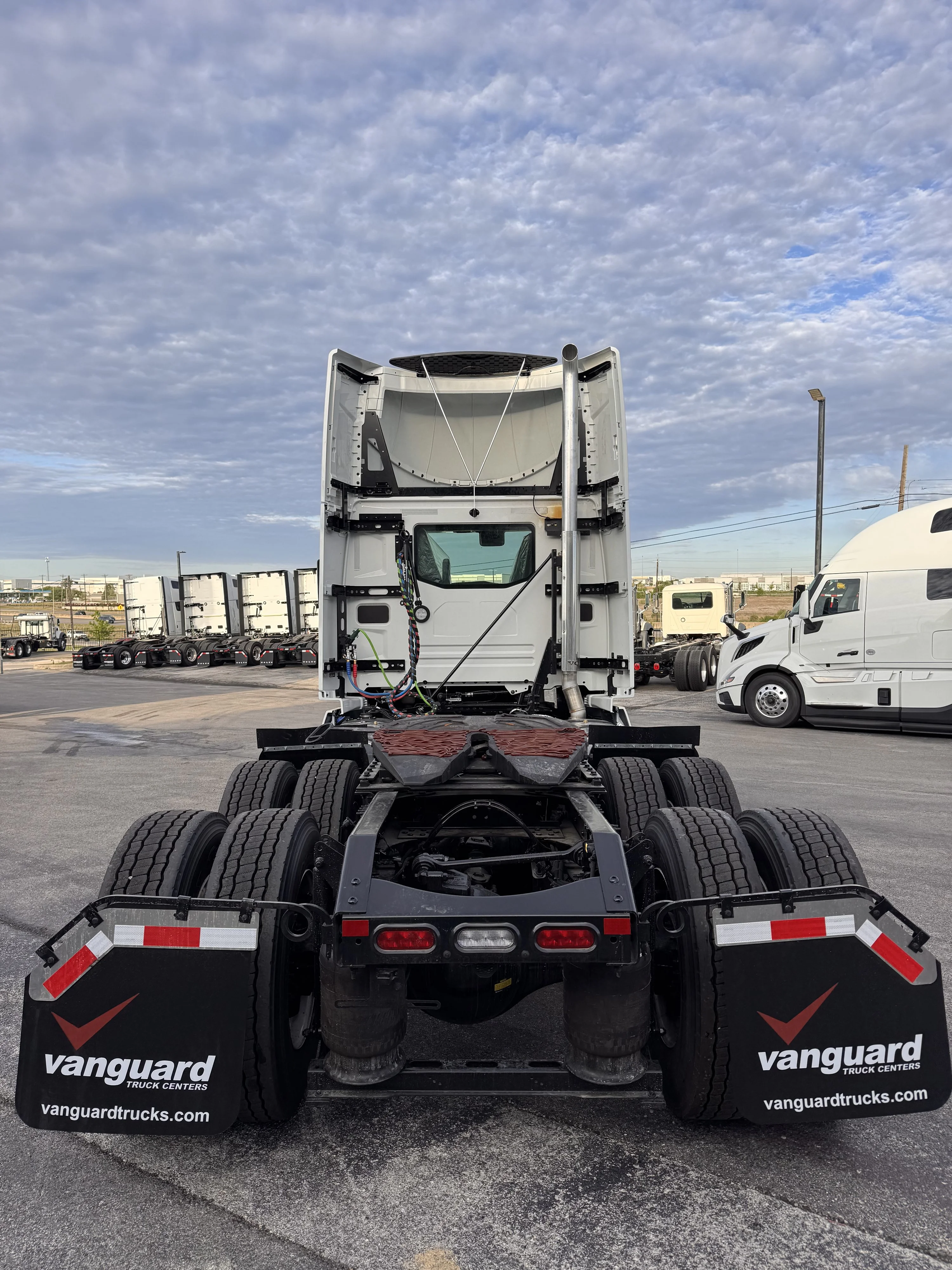 2027 Volvo VNR 640 in Austin, TX — photo 4