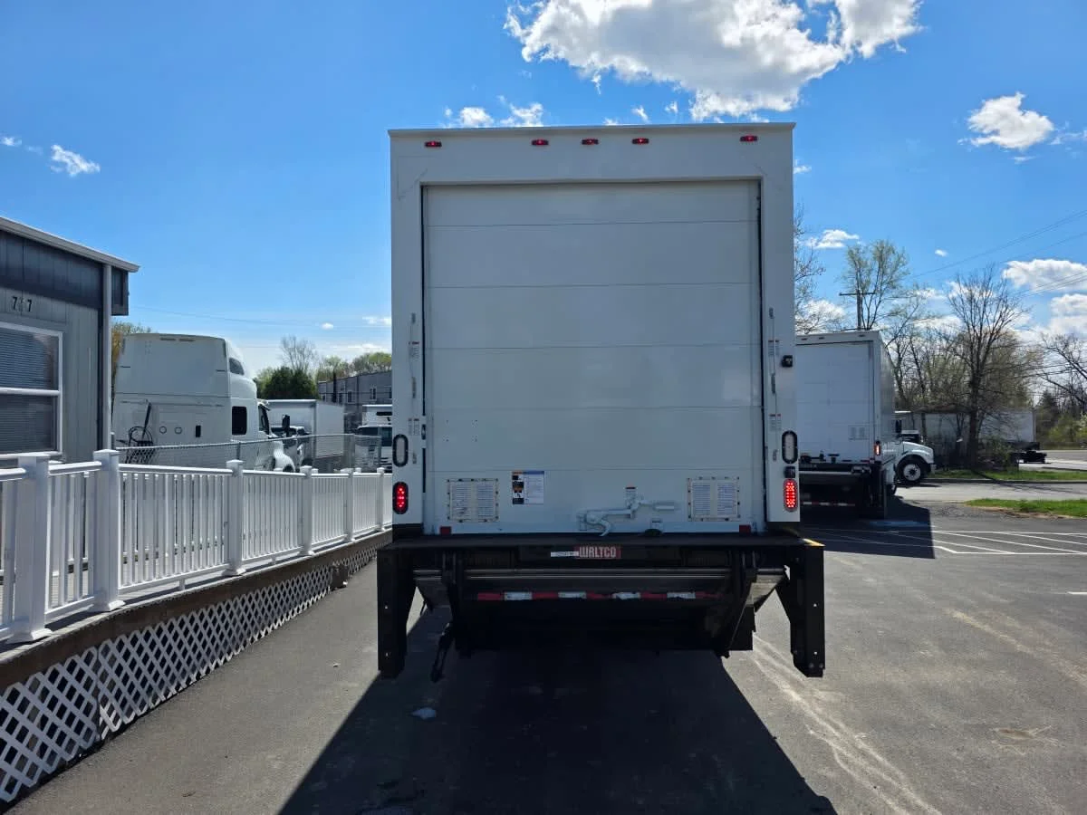 2015 Freightliner M2 106 - image 5