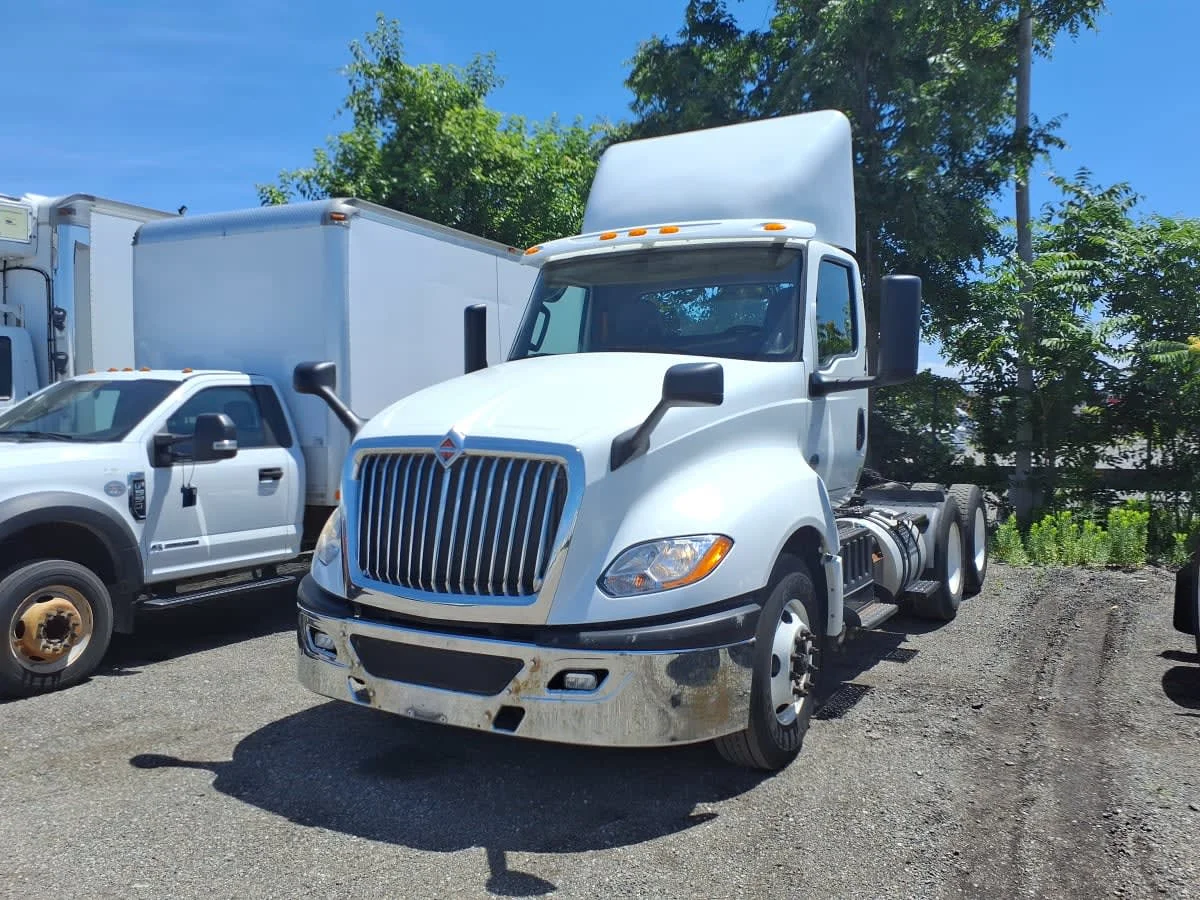 2018 International LT - image 3