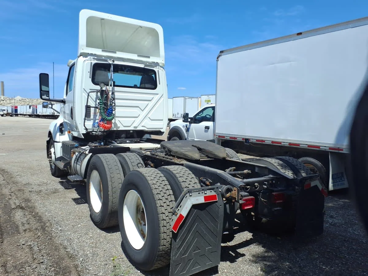 2018 International LT - image 4