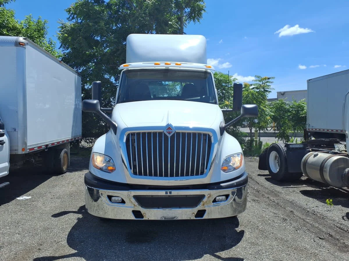 2018 International LT - image 2