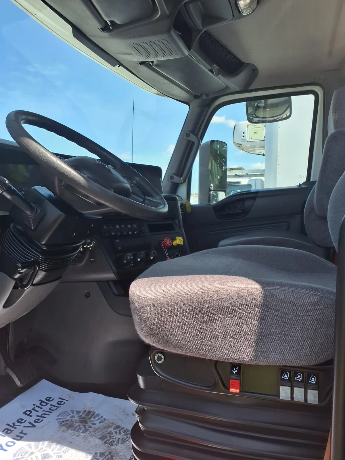 2018 International LT - image 7