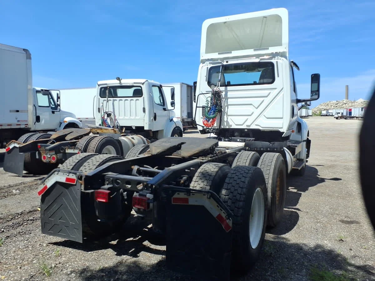 2018 International LT - image 6