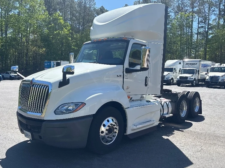 2019 International LT - image 3