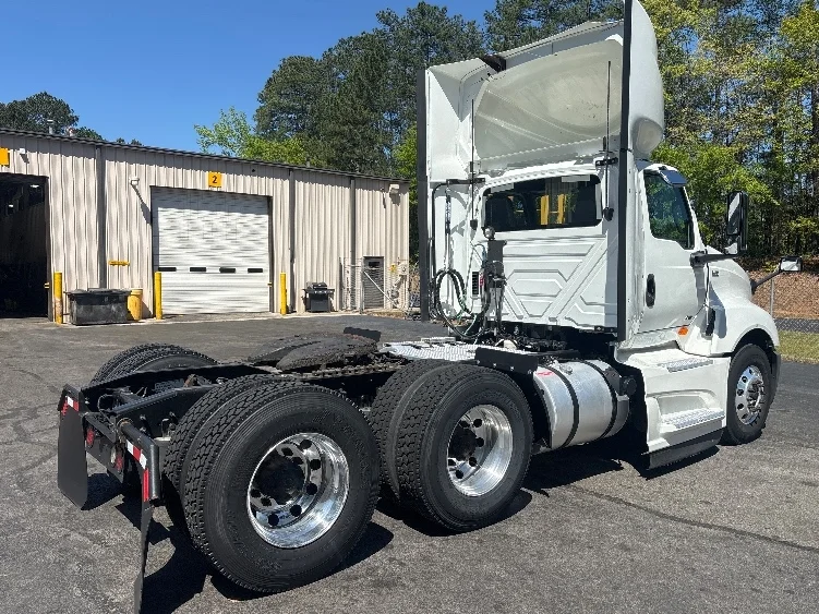 2019 International LT - image 7