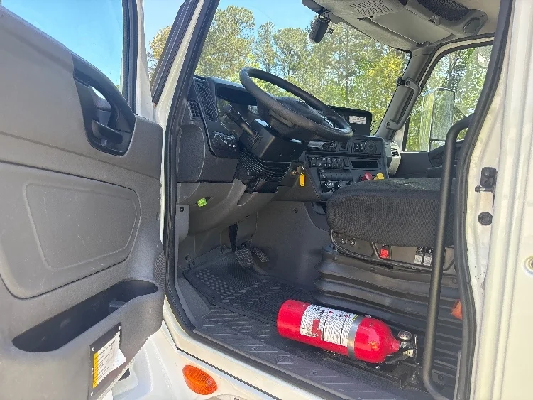 2019 International LT - image 9