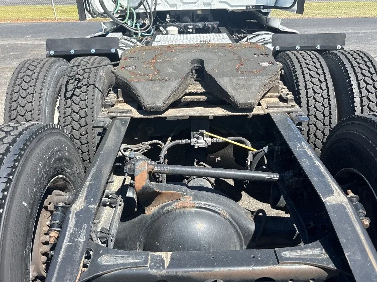 2019 International LT - image 6