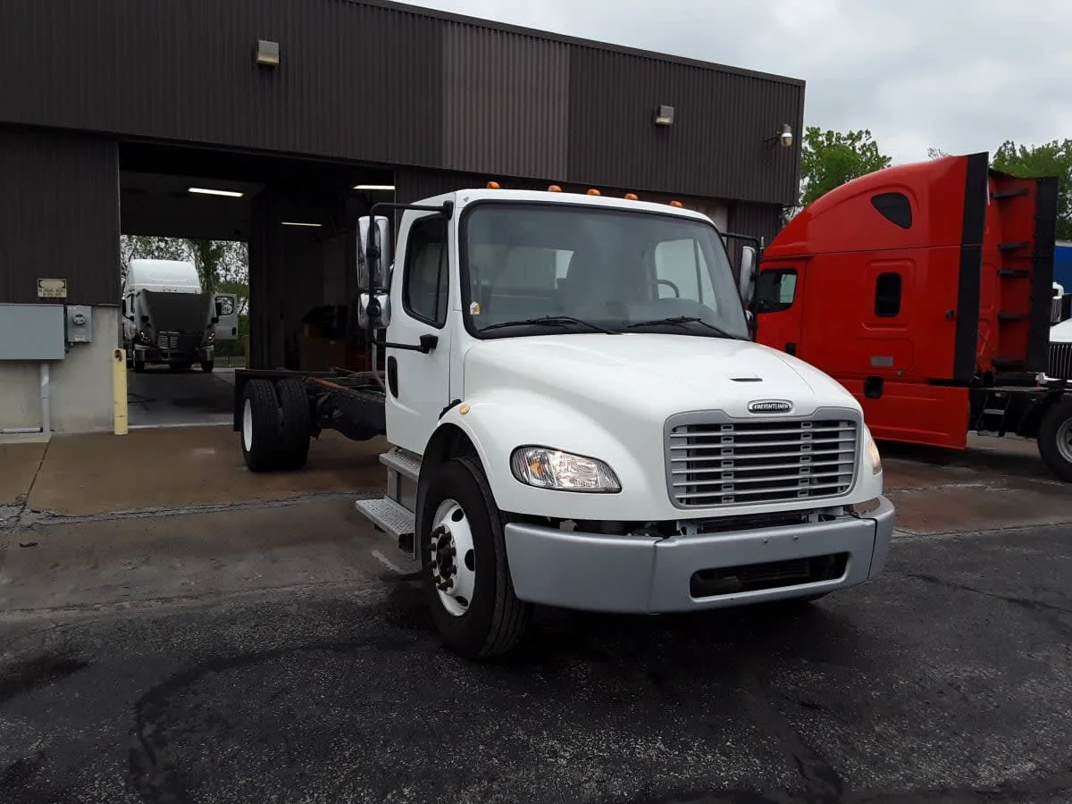 2020 Freightliner M2 106 in Kansas City, MO — photo 3