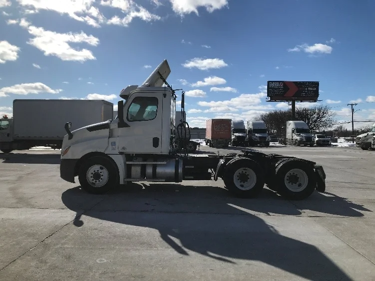 2020 Freightliner Cascadia in Allen Park, MI — photo 4