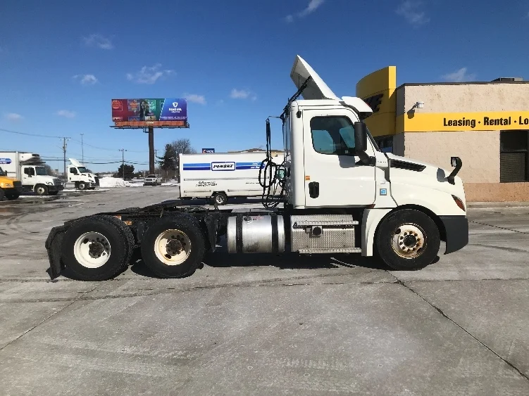 2020 Freightliner Cascadia in Allen Park, MI — photo 8