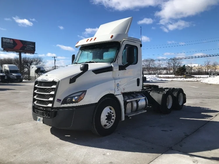 2020 Freightliner Cascadia in Allen Park, MI — photo 3