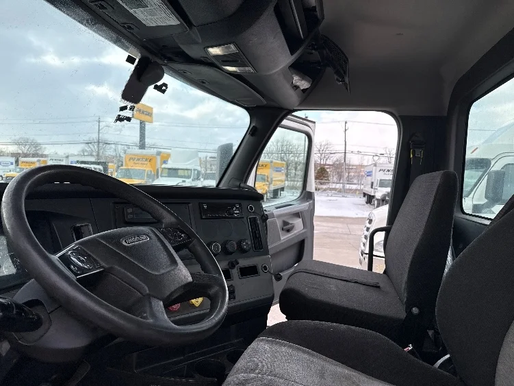 2020 Freightliner Cascadia in Allen Park, MI — photo 10