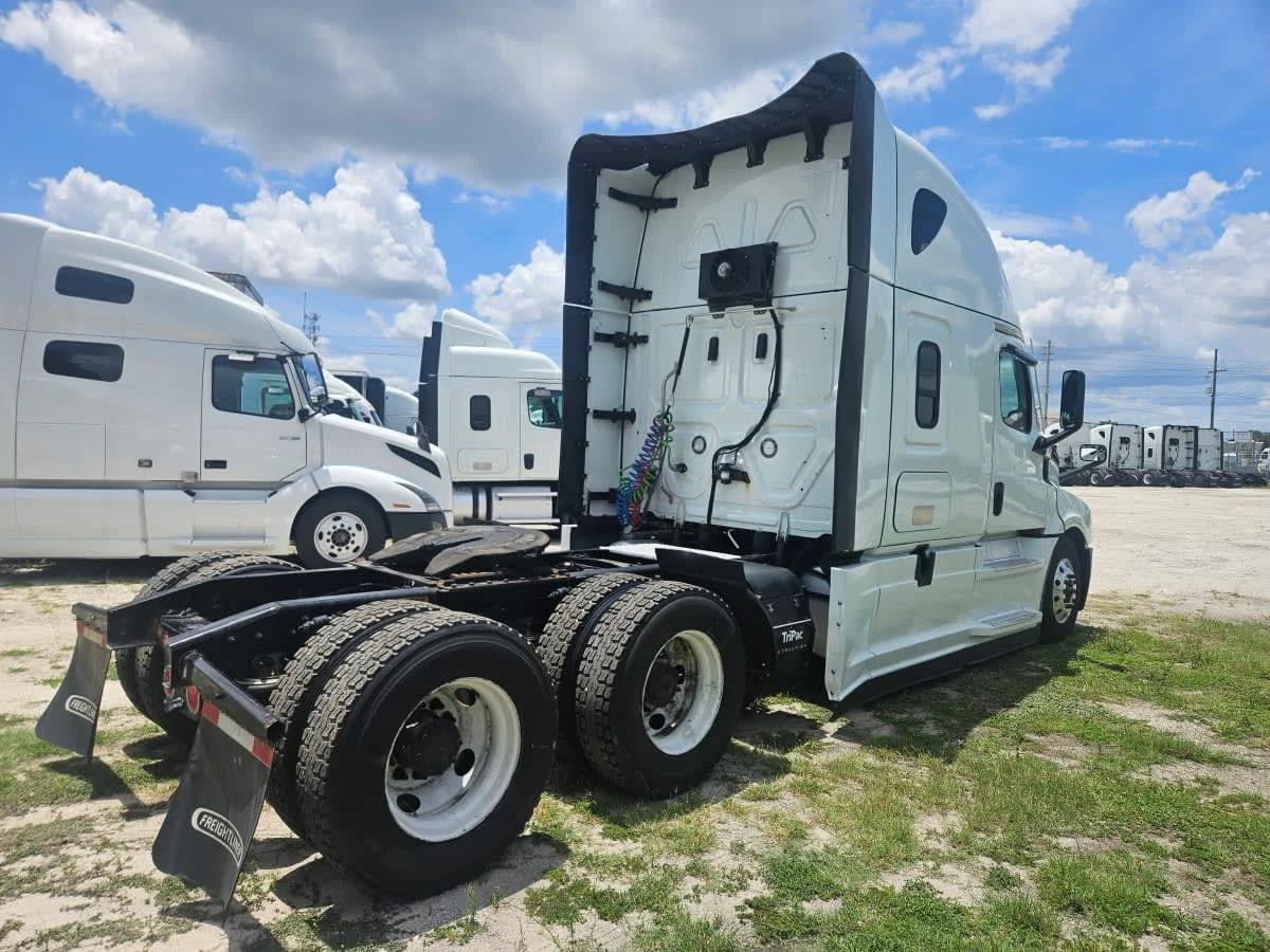 2022 Freightliner Cascadia in Orlando, FL — photo 4